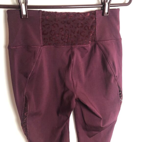 Avia Burgundy Red Animal Print Mesh Cut Out Leggings Women's Size Medium - Picture 1 of 5